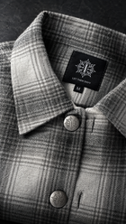 Grey Pearl Flannel Detail: Kragen, INVIDIA Label und Logo-Knöpfe