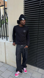 Black Pearl Longsleeve getragen, Logo auf der Brust