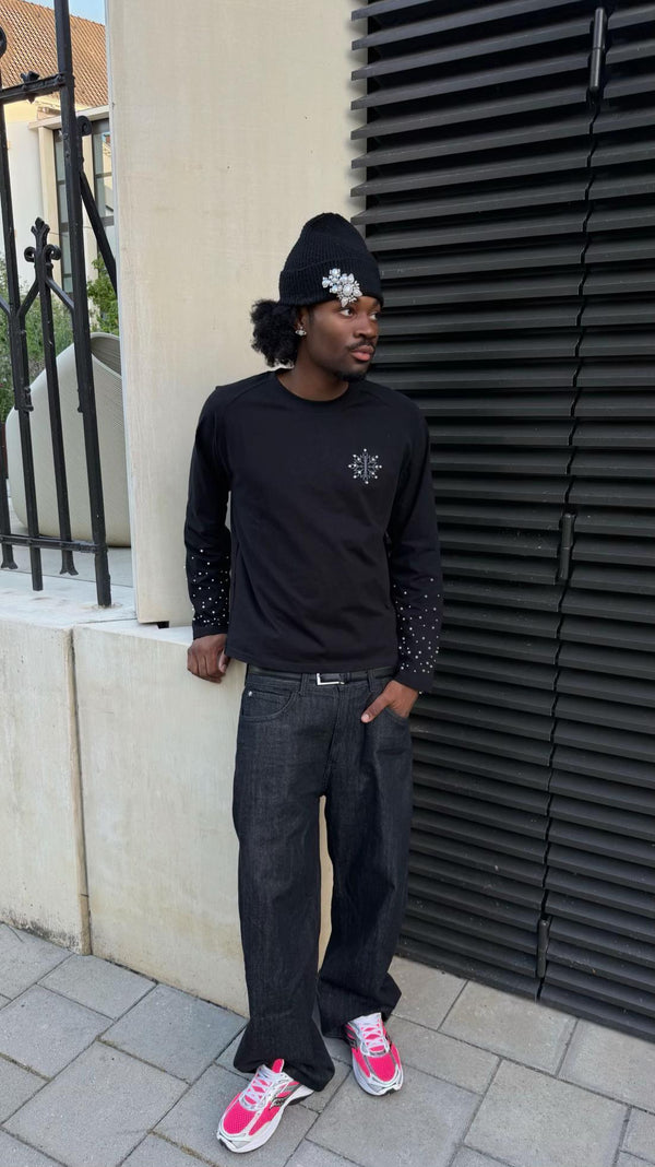 Black Pearl Longsleeve getragen, Logo auf der Brust