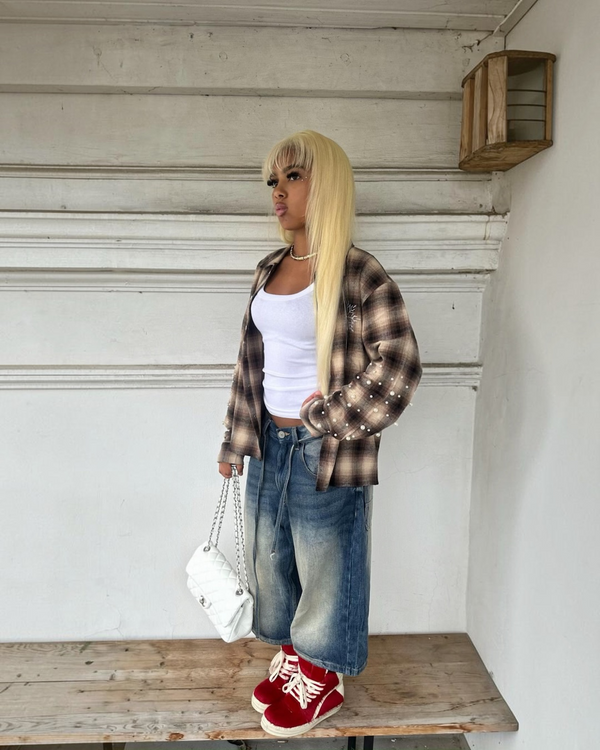 Brown Pearl Flannel offen getragen über weißem Top